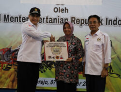 Wamentan Serahkan Bantuan Alsintan untuk Genjot Produksi di Purworejo
