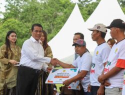 Sasar Pertanian Berkelanjutan, Mentan Amran Serahkan Bantuan di Kabupaten Wajo