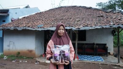 Melalui Zona Madina Dompet Dhuafa, Wanita Ini Sukses Bisnis Kripik Ubi Ungu