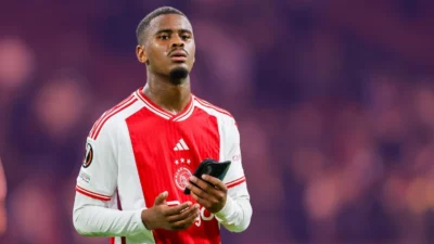 Arsenal Berminat pada Bek Muda Ajax, Hato, Namun Tertunda Hingga Musim Panas