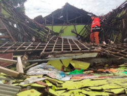 Bangunan Kelas SMPN 2 Greged Cirebon Ambruk Puluhan Siswa Siswi Alami Luka