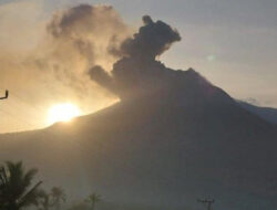 Gunung Lewotobi Laki-laki Erupsi Luncuran Lava
