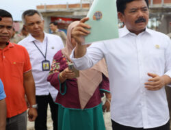 Menteri ATR/Kepala BPN Serahkan 38 Sertipikat Hak Pakai bagi Masyarakat Tepi Pantai di Balikpapan
