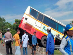 Kecelakaan Tunggal Bus Harapan Jaya di Tol Surabaya-Mojokerto, 3 Orang Terluka