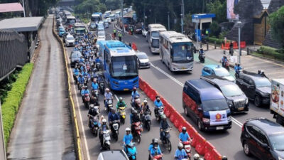 Lalu Lintas di Kawasan Sudirman-GBK Mulai Macet karena Dipenuhi Rombongan Massa 02