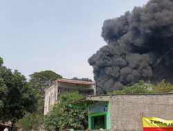 Pabrik Furnitur di Kalideres Kebakaran, 19 Unit Damkar Dikerahkan