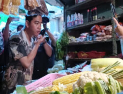 Blusukan, Gibran Borong Bahan Pokok di Pasar Cihapit Bandung