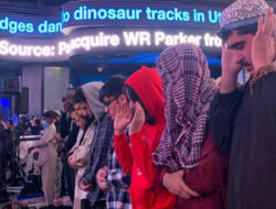 Ratusan Umat Muslim Tarawih di Times Square New York