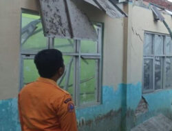 Bangunan Lapuk, 2 Ruang Kelas di SMPN 1 Sukajaya Roboh