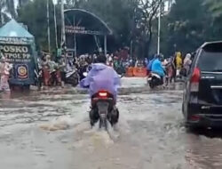 Banjir di Sekitar Stasiun Tanjung Barat Bikin Macet Parah