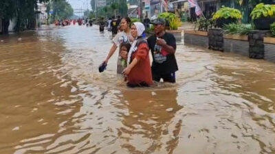 Terendam Banjir, Jalur Pantura Pasuruan-Surabaya Lumpuh