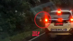 Mobil Dishub Tertangkap Kamera saat Buang Sampah Sembarangan di Jalanan