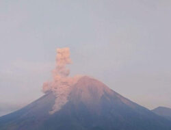 Gunung Semeru Erupsi Disertai Letusan Abu Hingga 900 Meter