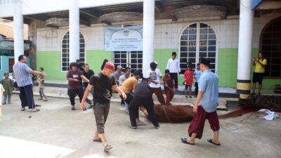 Le Minerale Serahkan Satu Sapi Limosin ke Pesantren di Jakarta Timur